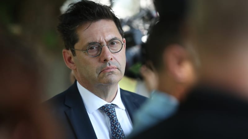 découvrez le rôle clé de georges-françois leclerc, bras droit d'emmanuel macron, dans la stratégie politique et le soutien au président français.