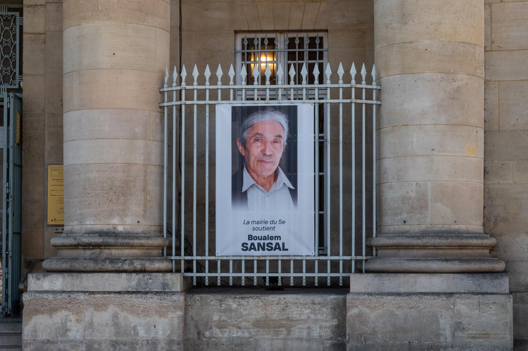 découvrez l'hommage émouvant de macron à claude bébéar, un visionnaire et homme généreux qui a marqué son époque par son engagement et son humanisme.