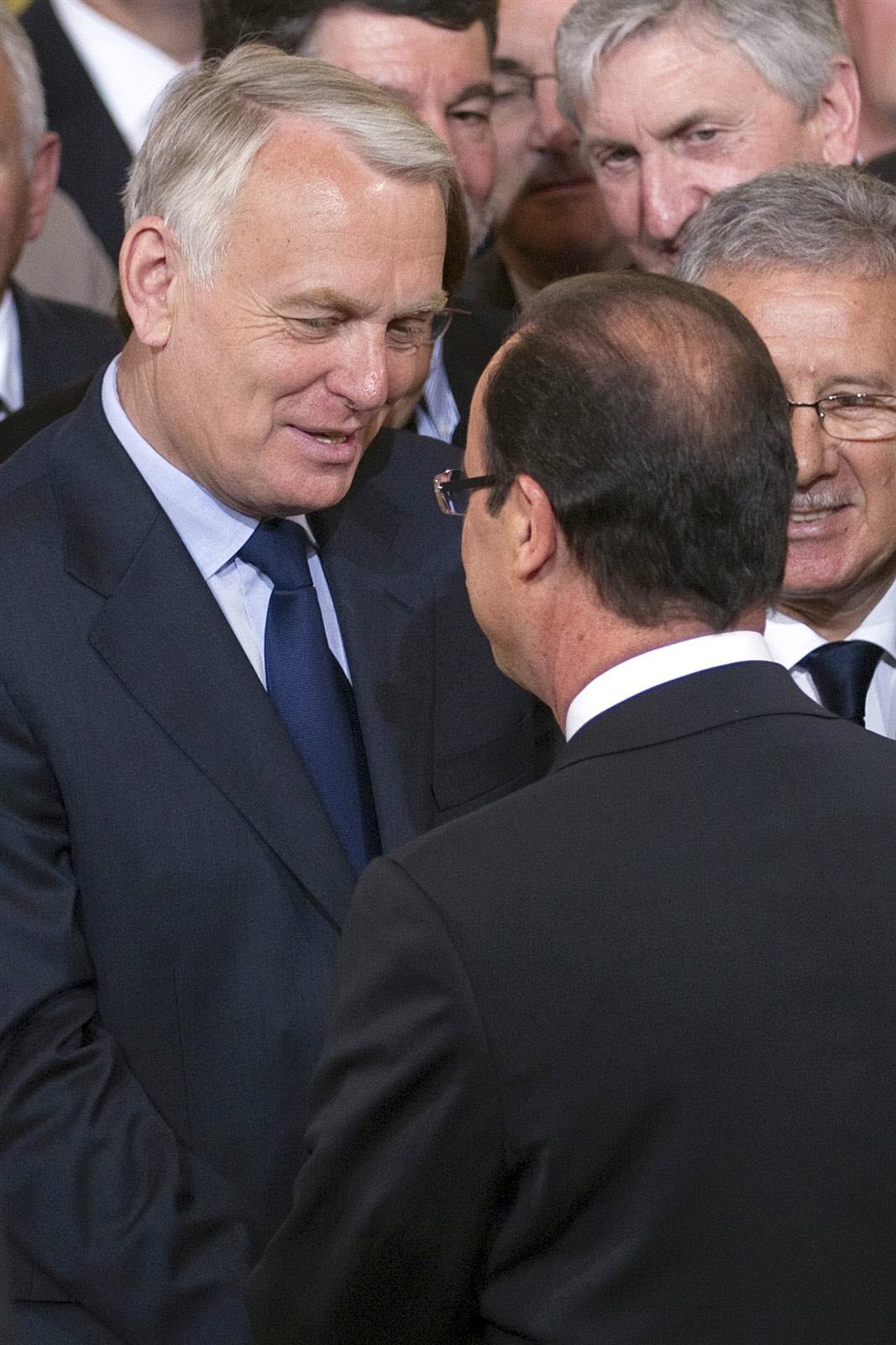 découvrez le rôle clé de jean-marc ayrault dans la politique française, entre les présidences de françois hollande et emmanuel macron, et son influence sur la transition gouvernementale.