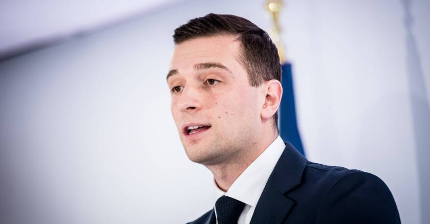 découvrez l'analyse du positionnement de jordan bardella entre emmanuel macron et nicolas sarkozy, et les enjeux politiques qui en découlent.