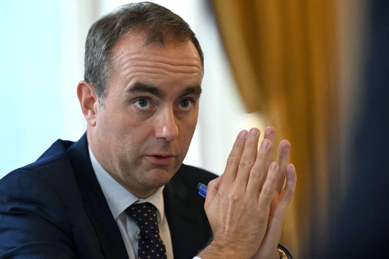 découvrez le journal de sébastien lecornu à matignon, offrant un aperçu exclusif de ses missions et engagements au cœur du gouvernement français.
