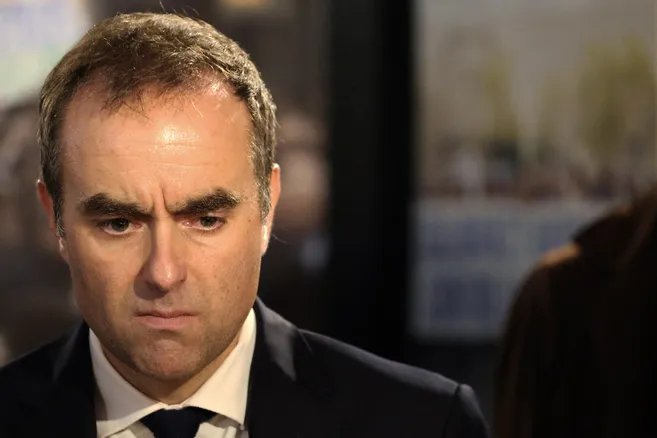 découvrez le journal personnel de sébastien lecornu à matignon, offrant un aperçu exclusif de son quotidien et de ses missions au cœur du gouvernement français.