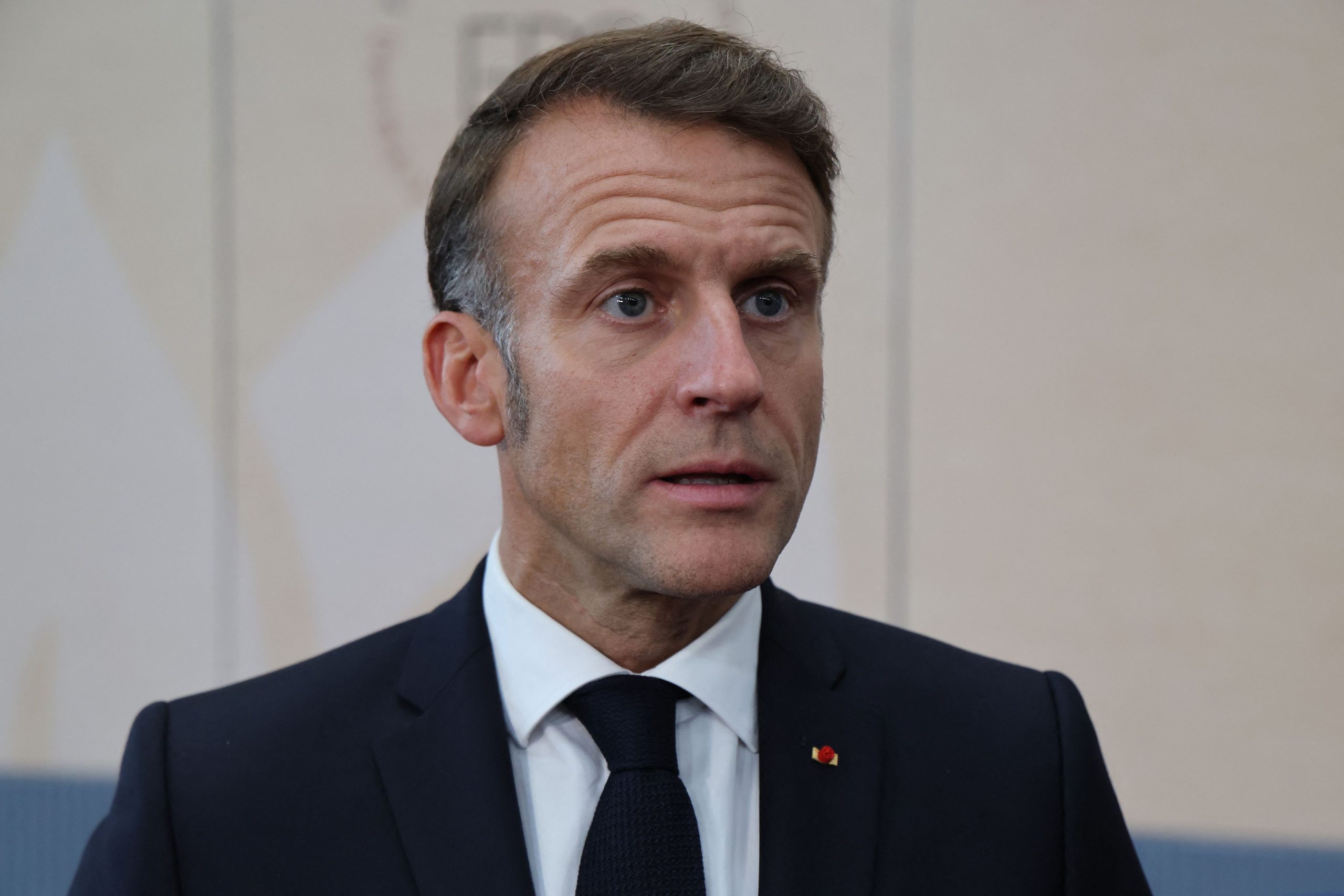 découvrez comment la génération z perçoit la france sous la présidence de macron à travers les vidéos populaires sur tiktok, mêlant humour, opinions et réalités sociales.
