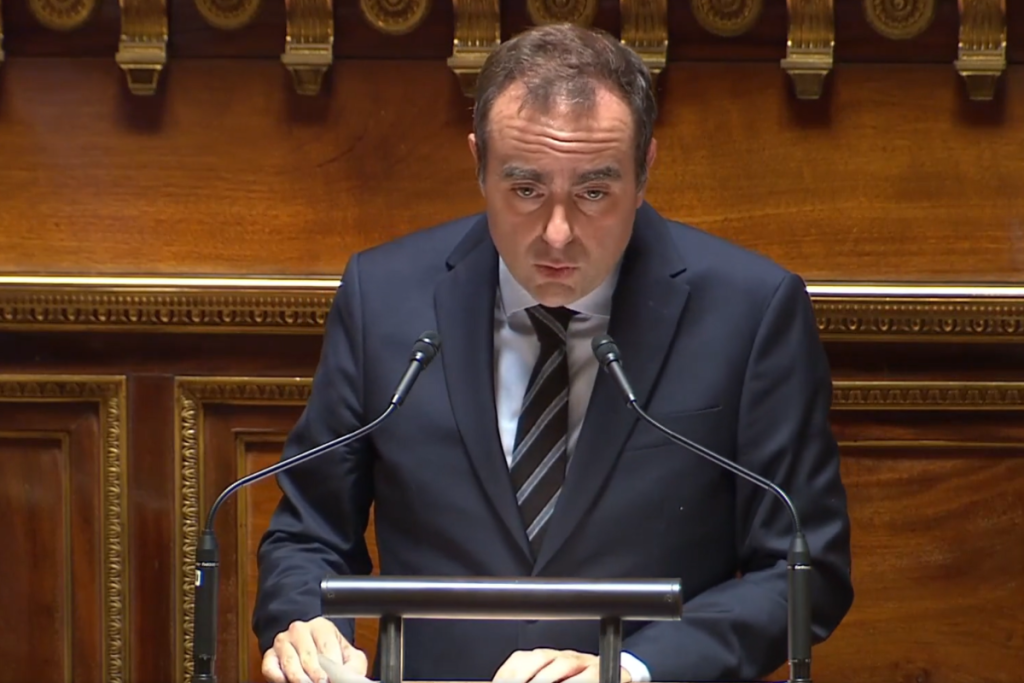le cornu confronté à une assemblée tendue alors qu'il présente le budget, entre débats houleux et enjeux cruciaux pour l'avenir financier.