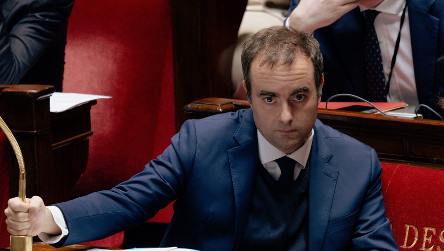 le cornu confronté à une assemblée tendue lors du débat sur le budget, entre enjeux financiers et débats animés.