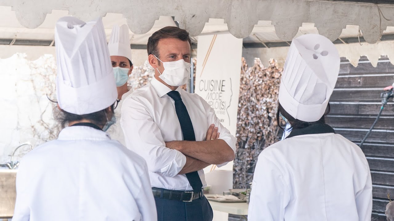 découvrez la visite de macron à chambord où il confronte une rébellion moderne, alliant histoire et enjeux contemporains.