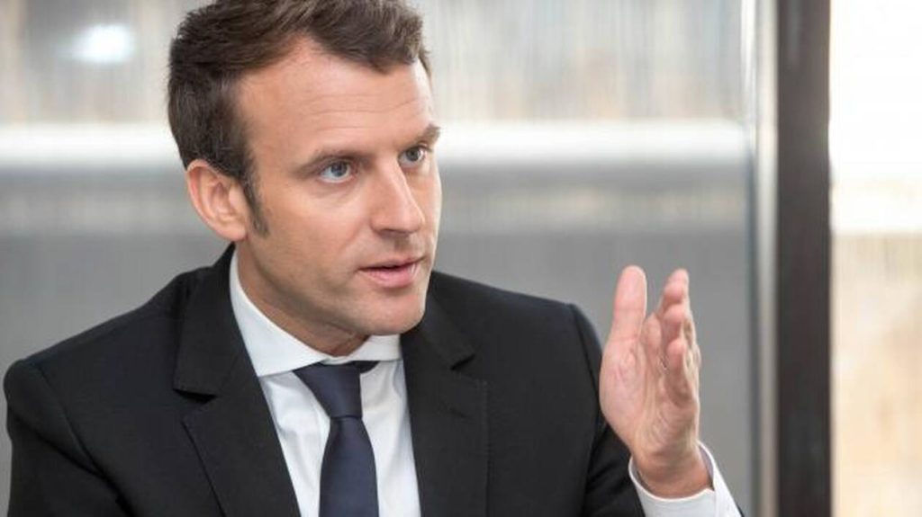 découvrez les deux visites de macron à rochefort à travers une galerie d'images exclusives illustrant ses rencontres et moments clés.