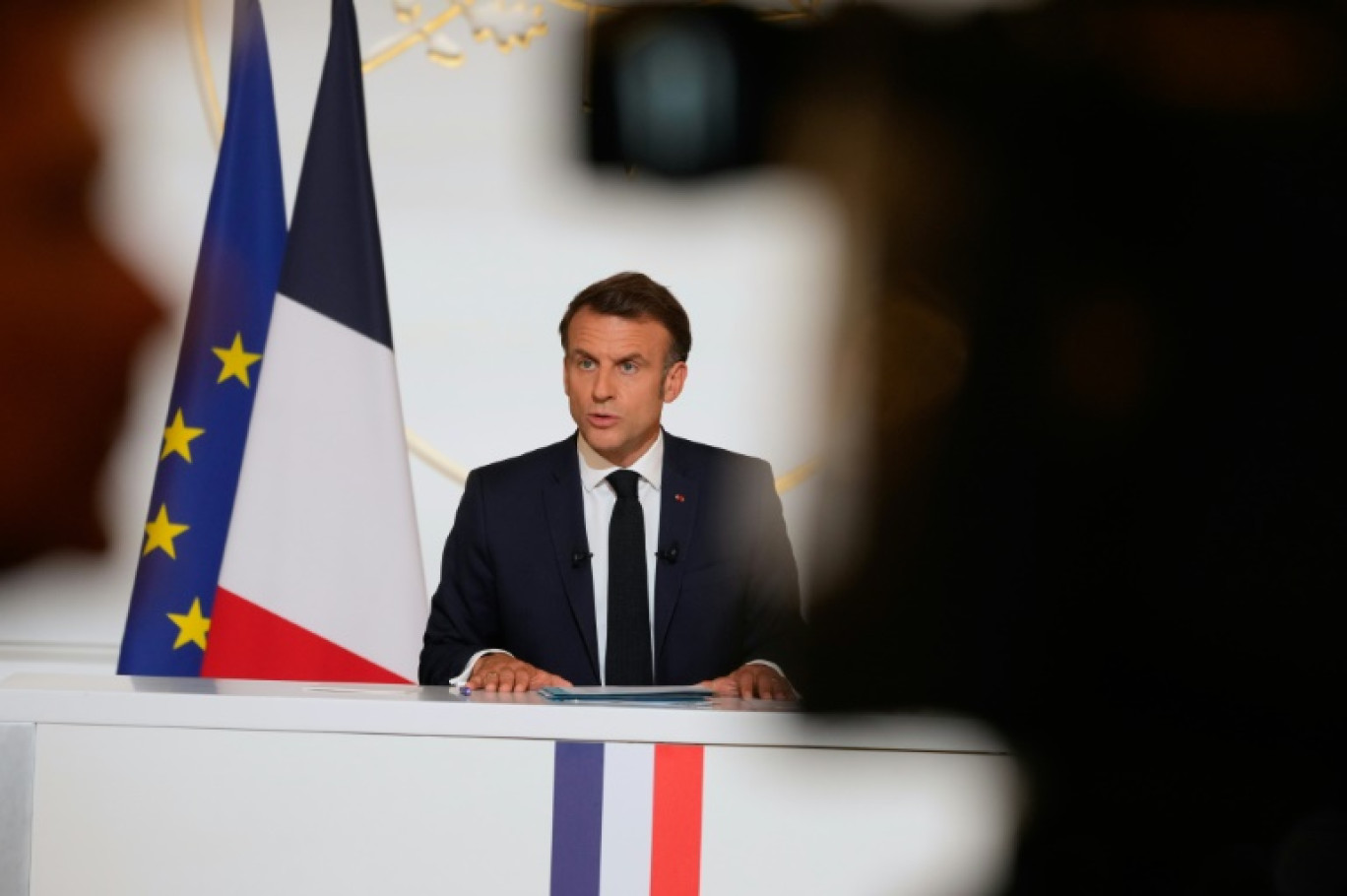 emmanuel macron met en garde contre les risques d'un conflit armé dans l'espace, soulignant l'importance de la coopération internationale pour prévenir une guerre spatiale.