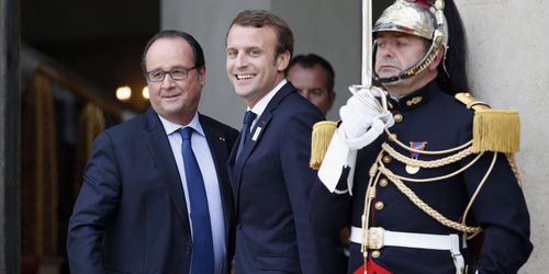 emmanuel macron rend hommage aux victimes des attentats du 13 novembre lors d'une cérémonie commémorative nationale.