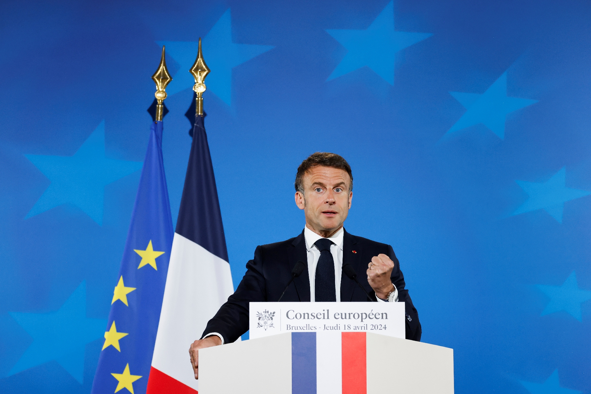 découvrez comment le sentiment d'arrogance et de déconnexion affecte la popularité de macron, provoquant une baisse de soutien parmi les citoyens.