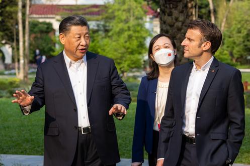 découvrez les enjeux du voyage de macron en chine, entre coopération stratégique et compétition économique, pour comprendre les dynamiques du partenariat franco-chinois.