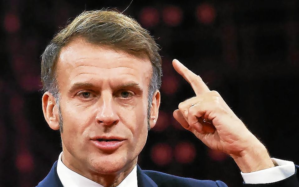 découvrez l'engagement d'emmanuel macron en faveur de la démocratie numérique lors de son intervention à arras, et comment il promeut l'innovation démocratique en france.