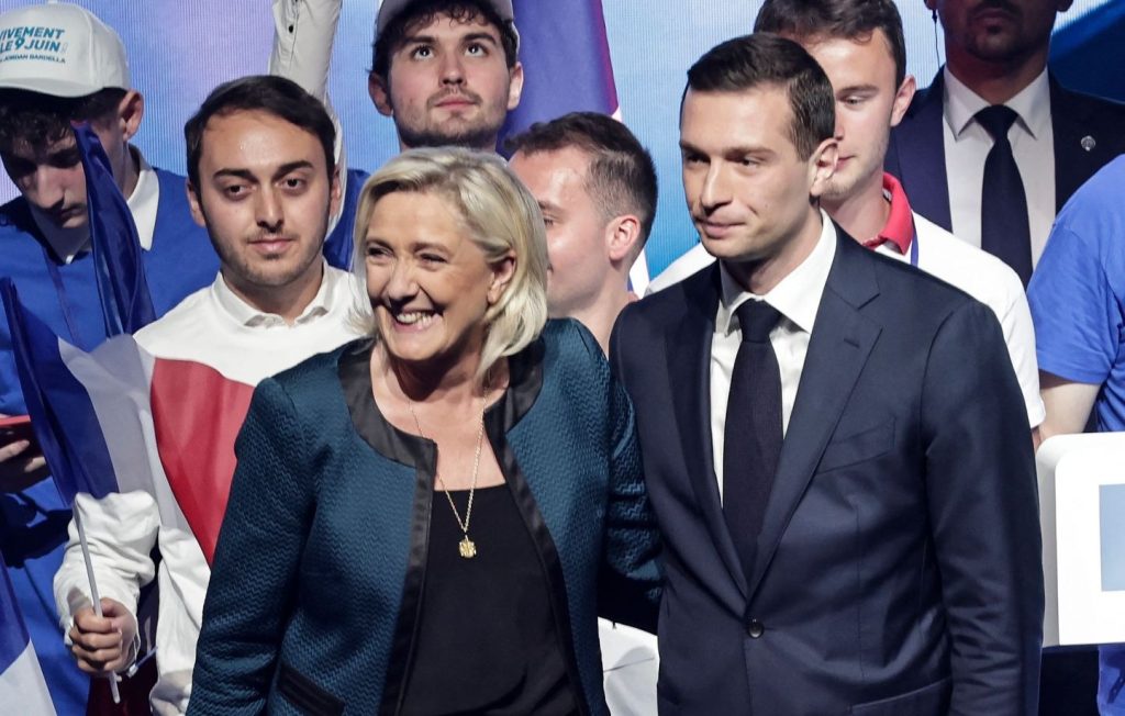analyse des relations entre emmanuel macron, sa majorité politique, et le rassemblement national dans le paysage politique français actuel.