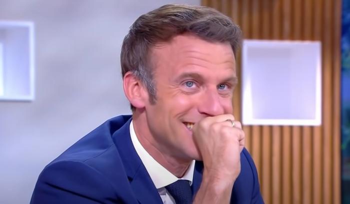 découvrez la relation chaleureuse entre macron et praud, marquée par une complicité unique et des surnoms affectueux qui témoignent de leur lien particulier.