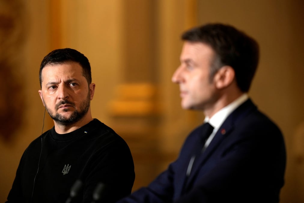 analyse de la stratégie de macron face à la préparation d'un conflit imminent et ses implications pour la sécurité nationale.