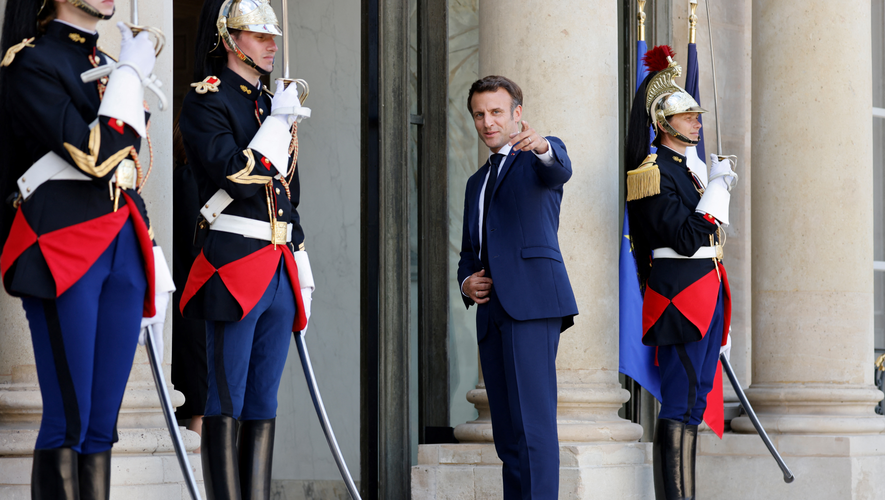 analyse des tensions internes autour de macron à l'approche de l'élection présidentielle de 2027 et leurs impacts sur la politique française.
