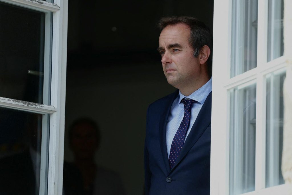 découvrez comment macron, le pen et lecornu préparent l'avenir politique de la france pour 2032 à travers leurs stratégies et visions.