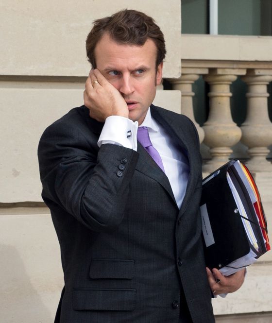 découvrez comment macron mélange habilement le français et l'anglais avec style, alliant élégance et modernité dans ses discours.
