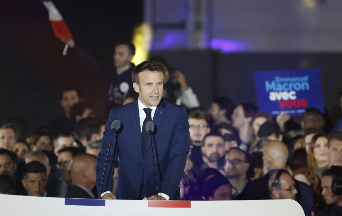 emmanuel macron met en garde contre les risques de l'intelligence artificielle dans le processus électoral et l'impact potentiel sur le vote.