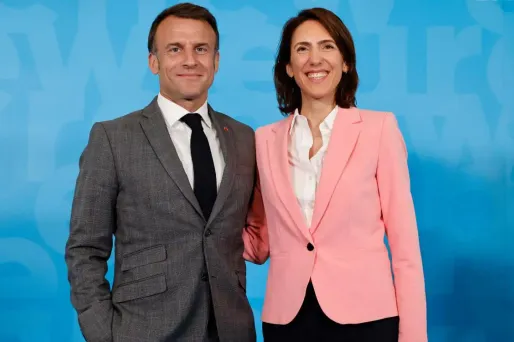 emmanuel macron apporte des assurances aux entrepreneurs concernant le débat budgétaire, soulignant les mesures de soutien pour favoriser la croissance et la stabilité économique.