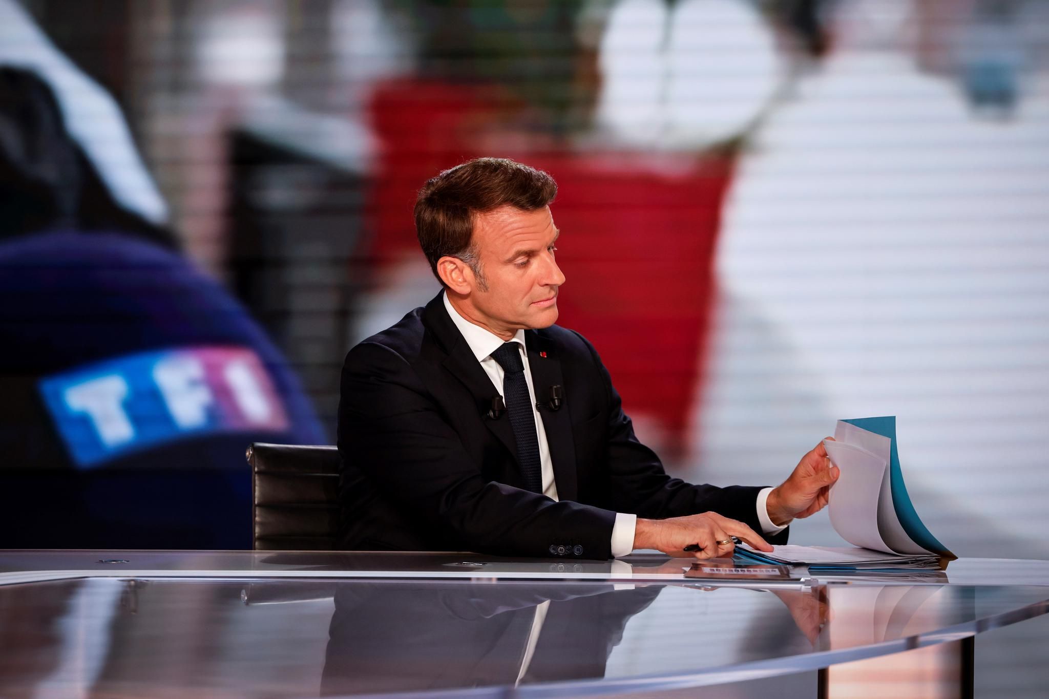 découvrez comment macron s'impose comme un rebelle des réseaux sociaux, bousculant les codes et captivant l'attention en ligne.