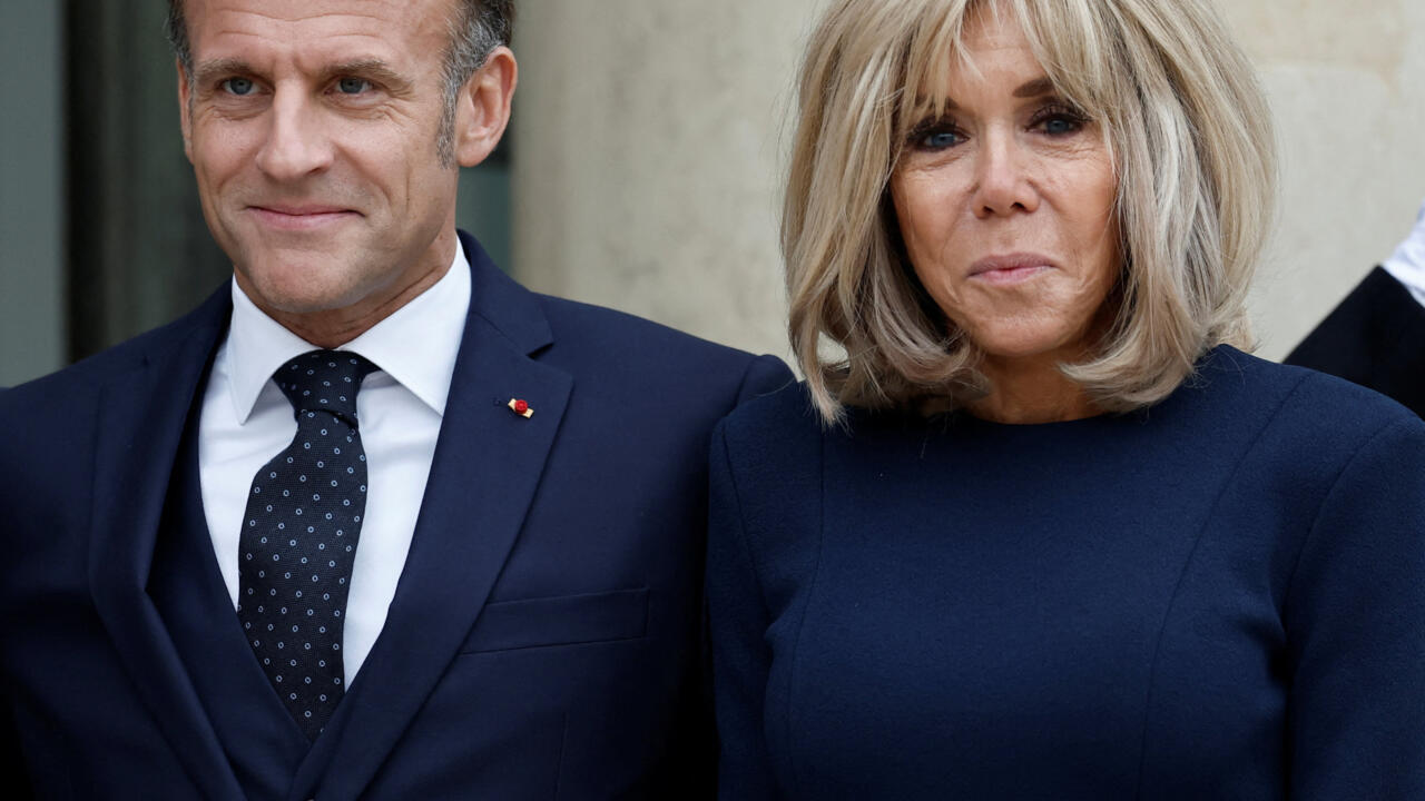 découvrez le moment où un chroniqueur remet emmanuel macron à sa place lors d'une confrontation en présence de brigitte macron.
