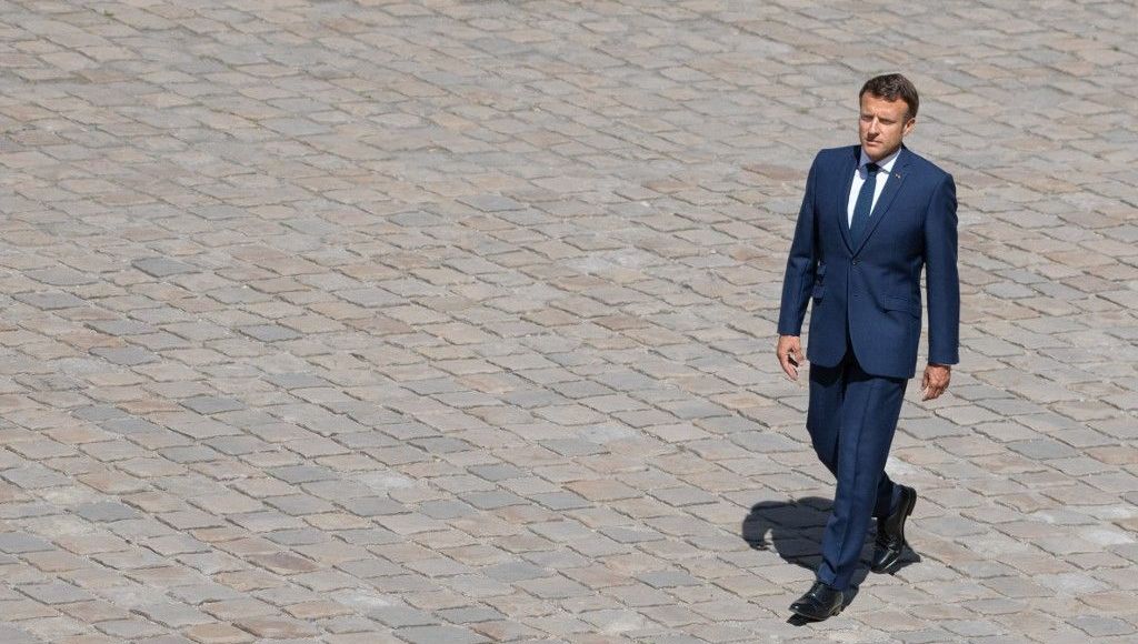 découvrez comment emmanuel macron reprend la route pour aller à la rencontre des français, échangeant et partageant ses idées à travers le pays.
