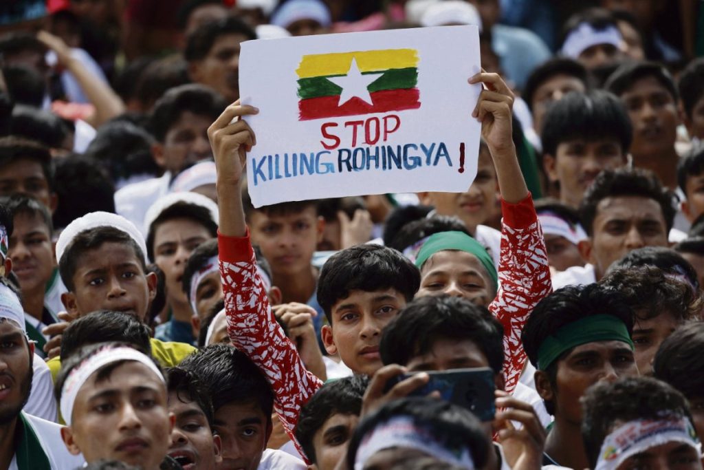 découvrez comment emmanuel macron soutient aung san suu kyi tout en étant critiqué pour avoir semblé ignorer la crise des rohingyas.