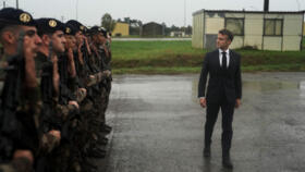 découvrez pourquoi emmanuel macron propose un nouveau service militaire destiné aux jeunes, ses objectifs et les implications pour la société française.