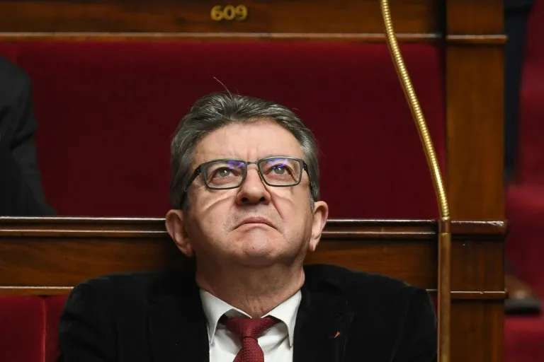 découvrez comment mélenchon cible les électeurs français suite à la présidence de macron dans une analyse politique approfondie.