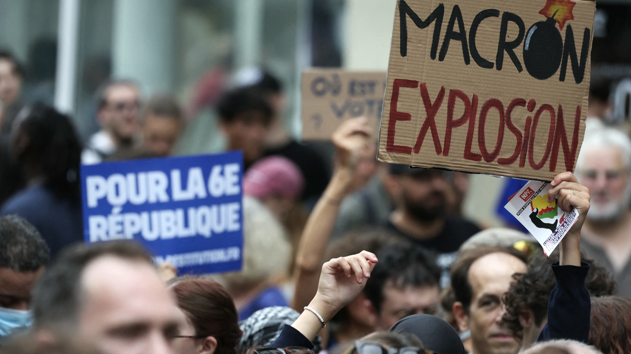découvrez les protestations palestiniennes contre l'accès anticipé de macron à la constitution française, un mouvement qui suscite un large débat politique et social.