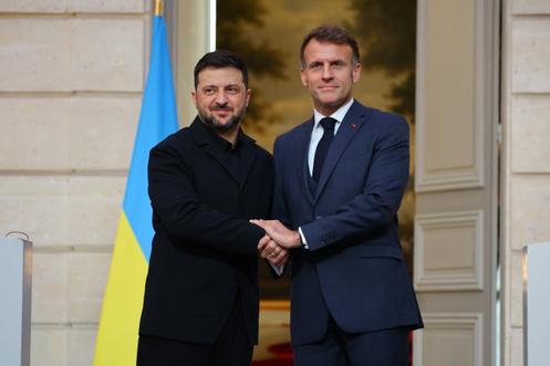 découvrez les détails de la rencontre stratégique entre zelensky et macron à villacoublay, un échange clé en pleine guerre pour renforcer la coopération et la paix.