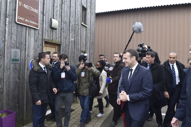 découvrez le nouveau report de la visite d'emmanuel macron à clermont : dates, raisons et impacts sur la région.