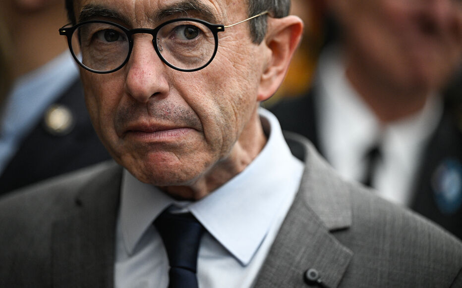 découvrez la critique de retailleau sur la politique algérienne de macron, analysant les enjeux et les implications diplomatiques entre la france et l'algérie.