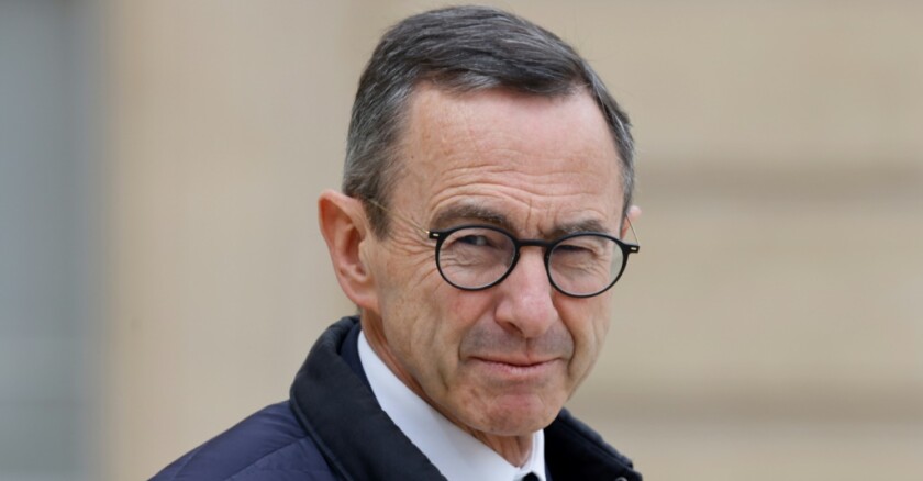 découvrez l'analyse critique de retailleau sur la politique algérienne menée par emmanuel macron, abordant les enjeux et conséquences des relations franco-algériennes.