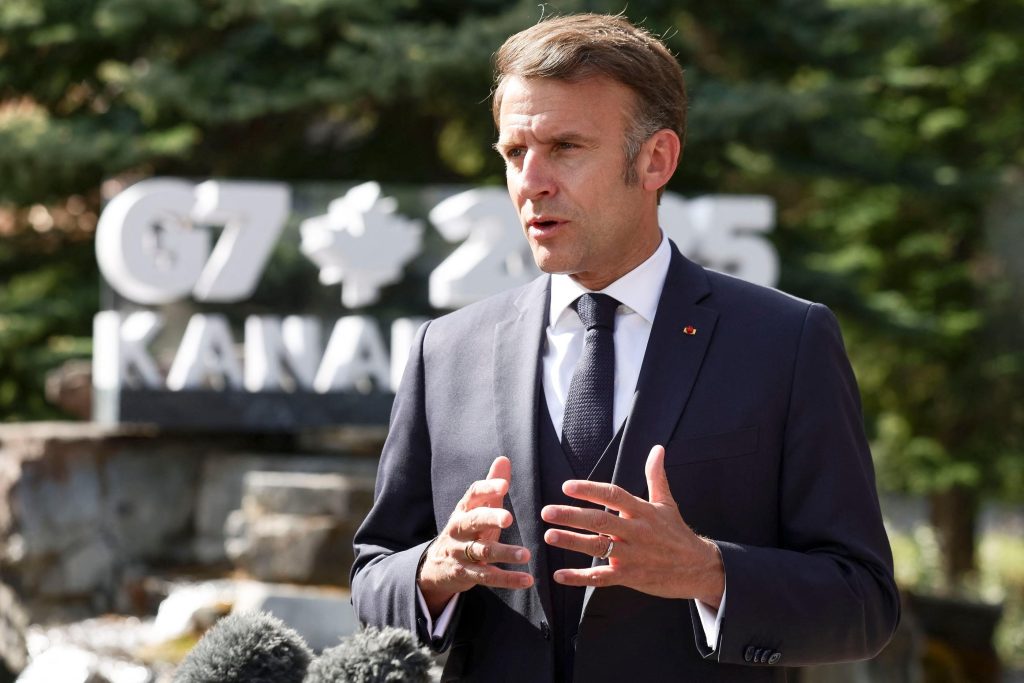 découvrez le retour stratégique de macron en politique, analysant ses nouvelles orientations et impacts sur la scène politique française.