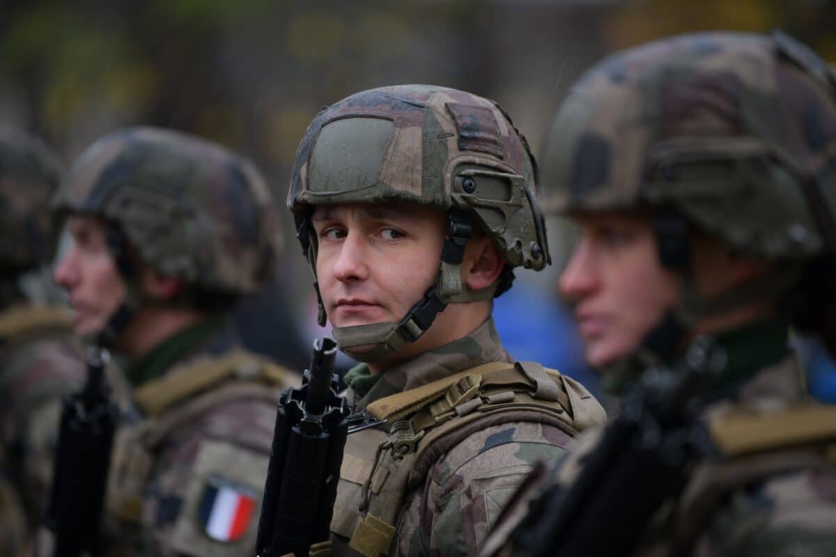 découvrez les enjeux et les modalités du service civique obligatoire en france, une mesure visant à renforcer l'engagement des jeunes dans la société.