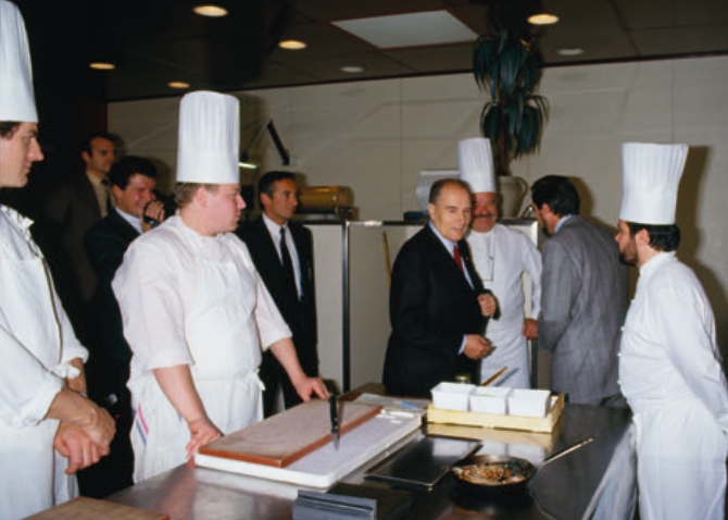 découvrez l'ambiance et les échanges lors de la soirée exclusive réunissant emmanuel macron et les chefs d'entreprise, un événement clé pour le dialogue économique.