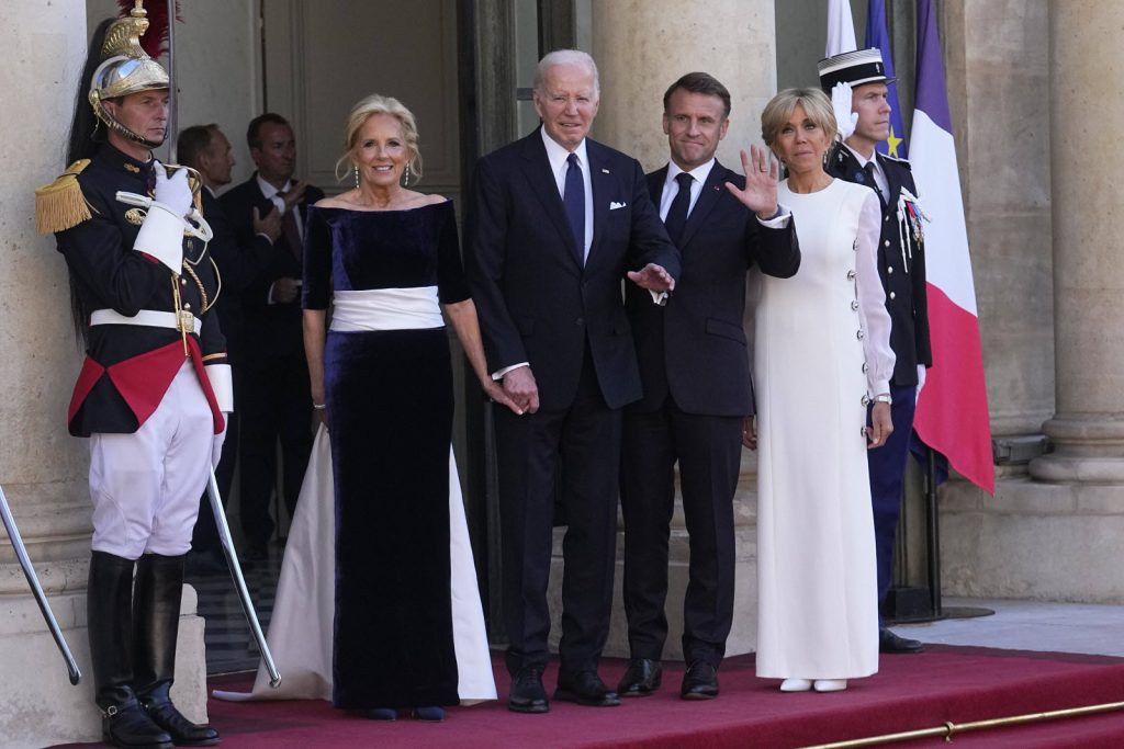 découvrez les temps forts de la soirée réunissant emmanuel macron et les chefs d'entreprise, échanges, perspectives économiques et innovations au cœur des discussions.