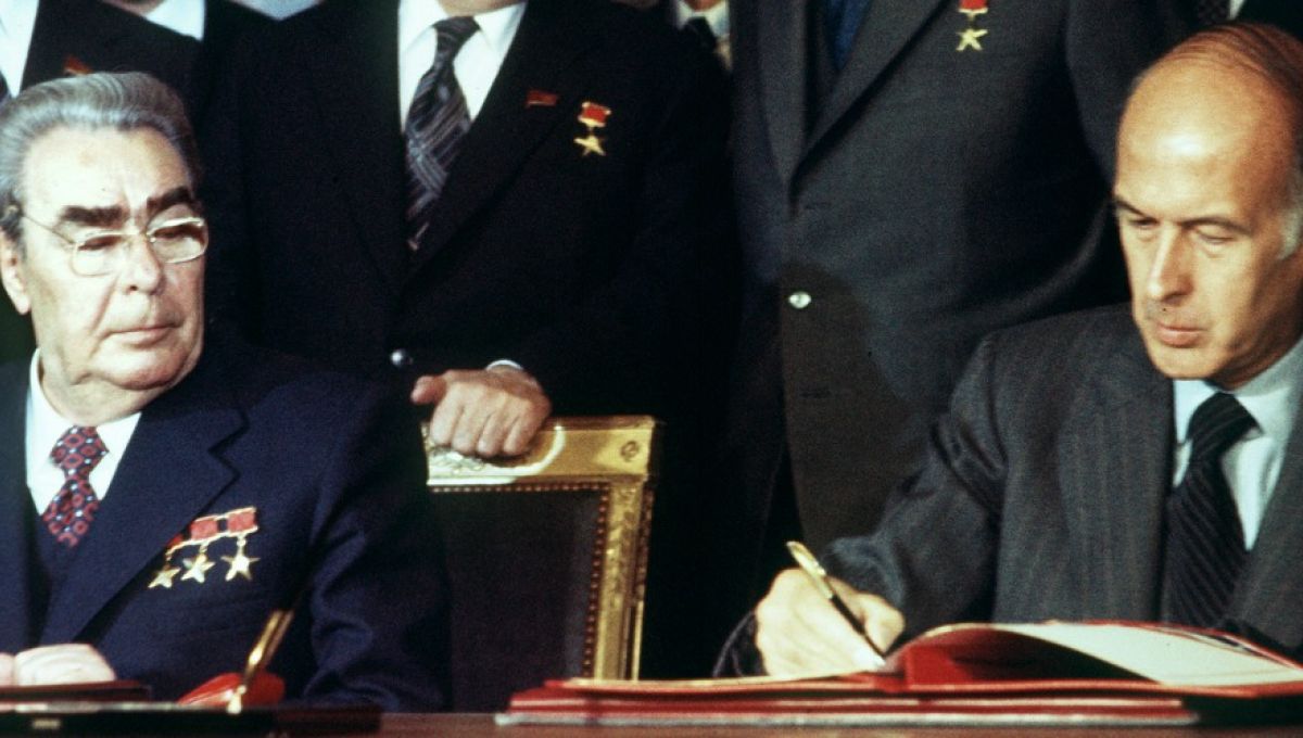 découvrez le rôle majeur de valéry giscard d'estaing dans l'histoire politique de la france, ses réformes clés et son impact durable sur la société française.