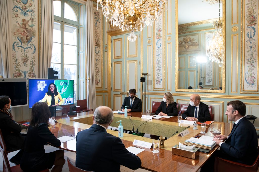 découvrez comment emmanuel macron privilégie la sobriété dans la mise en œuvre de l'accord de paris pour lutter contre le changement climatique.