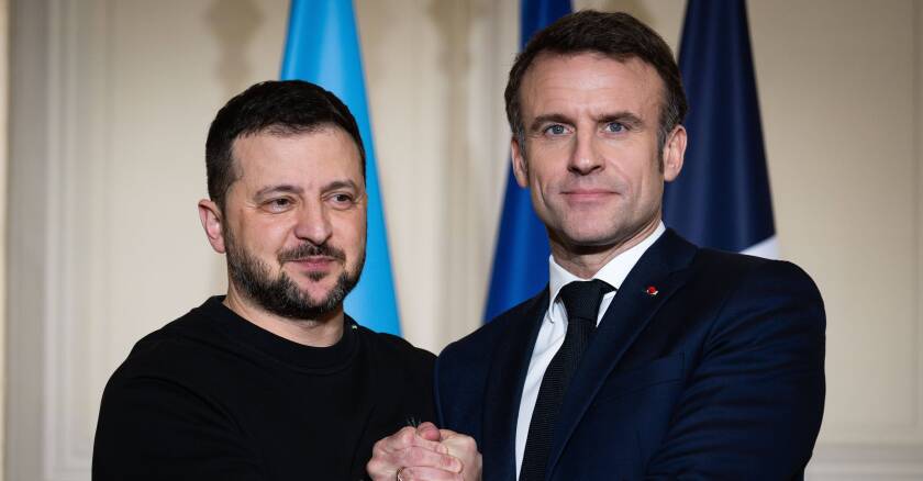 analyse approfondie de la campagne pro-russe menée contre emmanuel macron, ses motivations, ses acteurs et son impact sur la scène politique française.