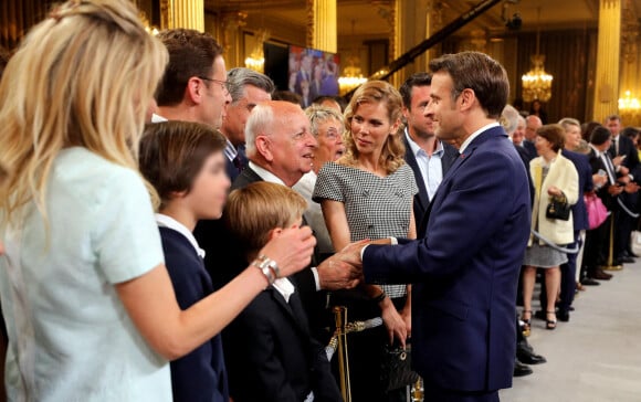 découvrez la photo touchante de charlie aux côtés de son compagnon macron, une image pleine d'émotion et de complicité.