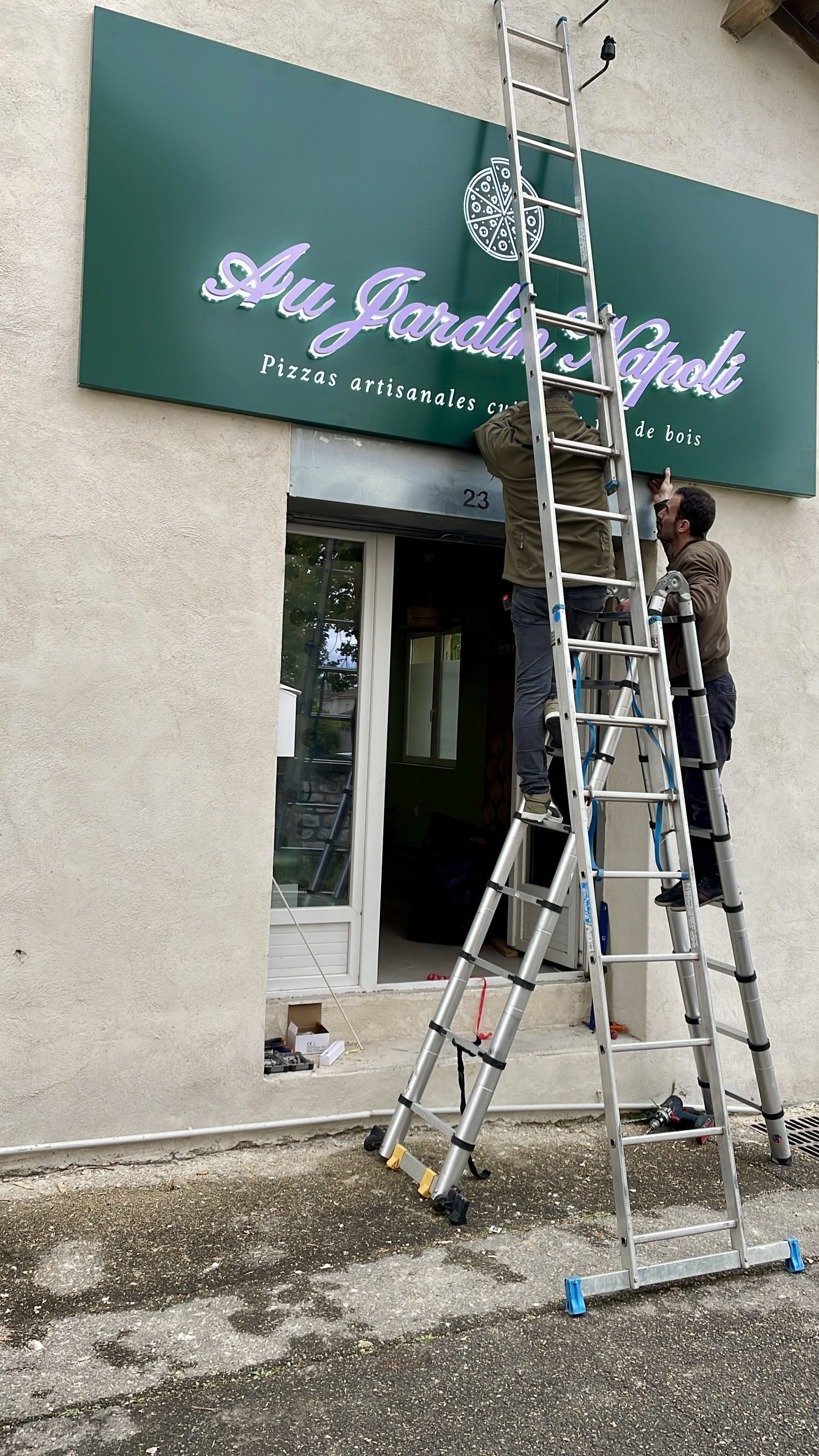 découvrez comment choisir une enseigne drapeau adaptée à votre commerce pour améliorer votre visibilité et attirer plus de clients efficacement.