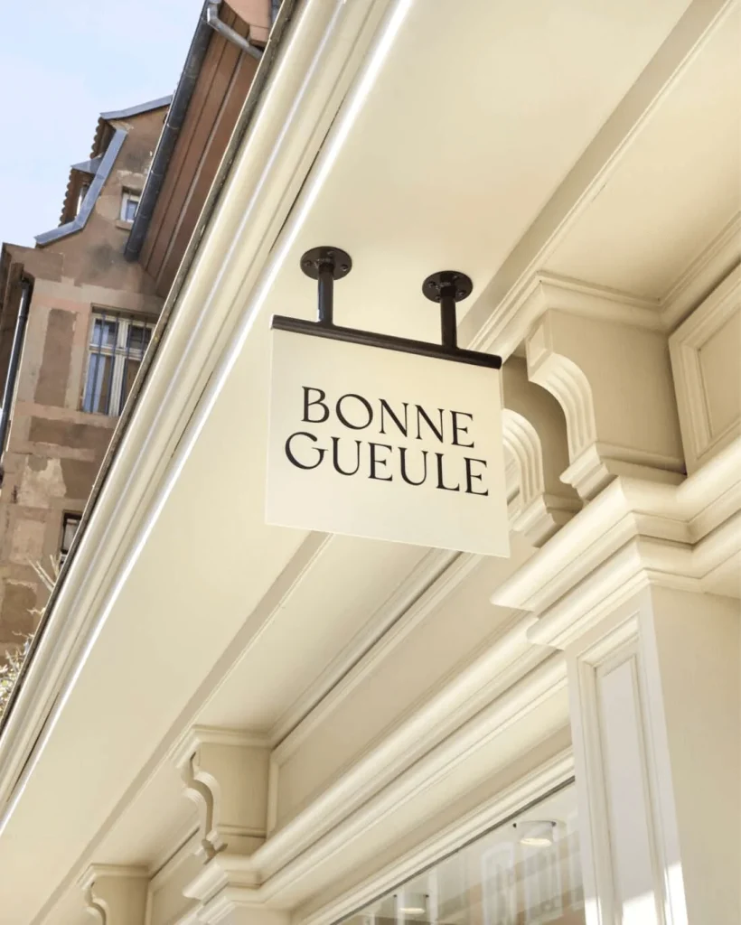 découvrez comment choisir une enseigne drapeau adaptée à vos besoins pour maximiser la visibilité de votre commerce et attirer efficacement les clients.
