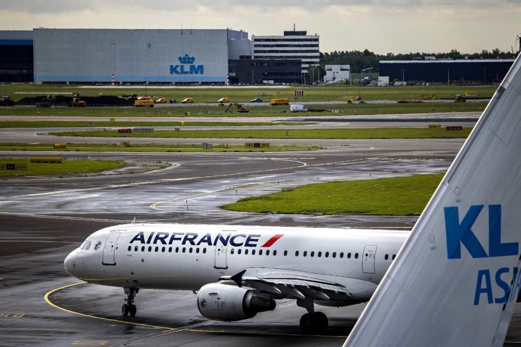 la commission européenne décide de reporter son plan de sauvetage pour le secteur automobile, impactant les stratégies de soutien et de relance de l'industrie.
