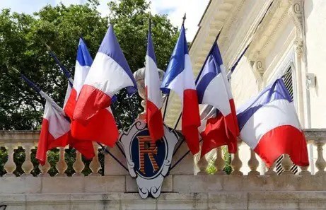 découvrez l'histoire, les origines et les symboles des drapeaux du monde à travers une exploration passionnante de leur signification et de leur évolution.