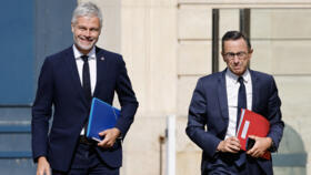 découvrez l'entretien exclusif avec bruno retailleau où il analyse comment macron cède la scène politique et ses conséquences pour l'avenir de la france.