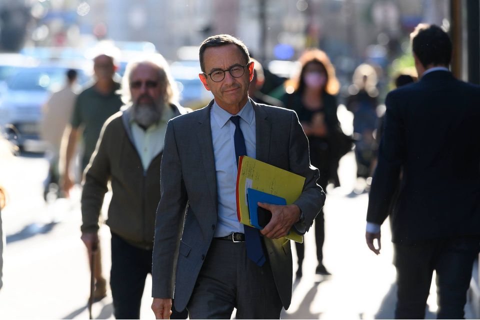 entretien exclusif avec bruno retailleau : analyse de la décision de macron de céder la scène politique et ses conséquences.
