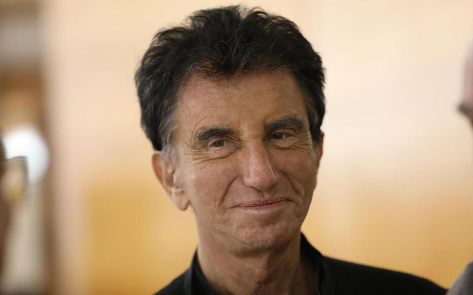 découvrez le parcours remarquable de jack lang, homme politique influent, et explorez l'héritage qu'il a laissé dans la culture et la politique française.